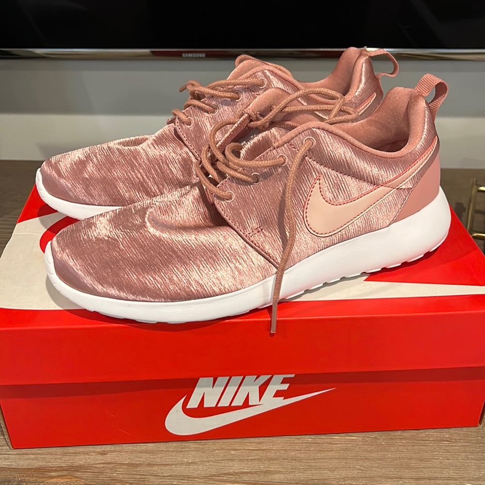 Nike Rust Pink Sneakers - Picture 1 of 8
